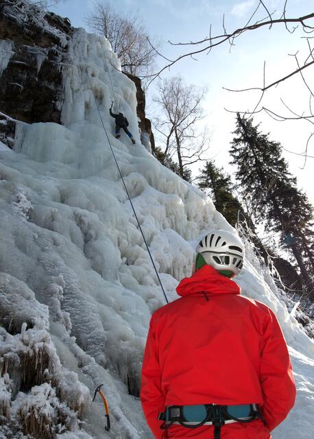 ...so baut es doch im Winter mächtige Eiskaskaden auf.
