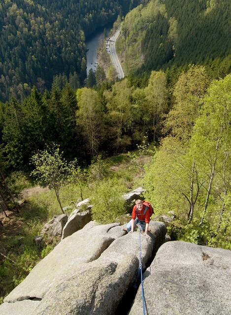 Tief unten, ein Stück oberhalb der Oker, die Bundesstraße B 498, die über Altenau und den Oberharz nach Osterode führt.