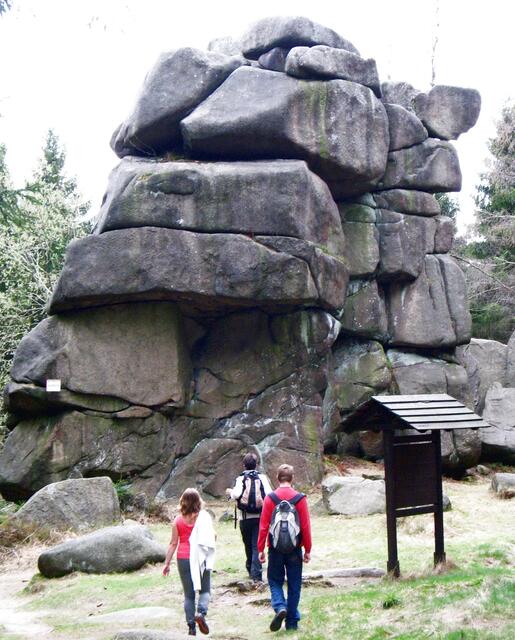 An der 12 Meter hohen Hexenküche, nahe dem Kästehaus, kann sich auch der Wanderer im Klettern mal ausprobieren.