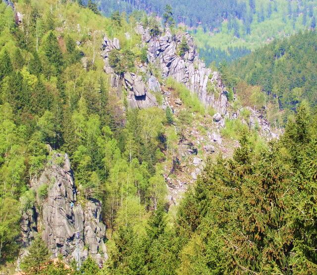 So z. B. zum Schlafenden Löwen (links), an dem Kletterer zu erkennen sind und den Adlerklippen. Sie befinden sich gleich oberhalb des Flusses. Der Wanderer kommt daran vorbei.