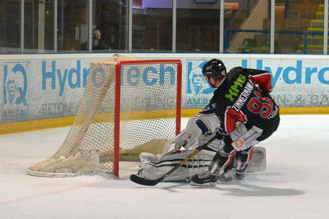 Oben im Netz zappelt der Puck, Patrick Zimmermann erzielt das 4:0!