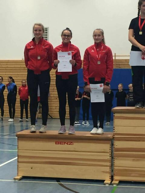 v.l.n.r.: Malin Arnold, Marie Pohlner und Nele Hohn bei der Siegerehrung