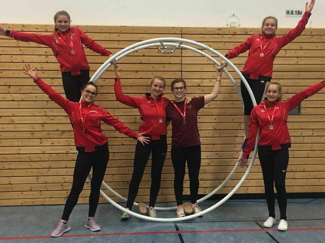 v.l.n.r.: (Oben) Vanessa Grünemeier und Katharina Kothe, (mitteI Malin Arnold und Elisabeth Kothe, (außen) Marie Pohlner und Nele Hohn