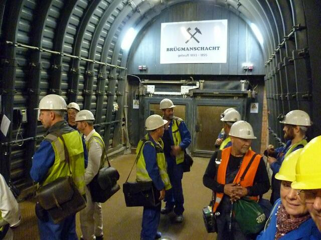 Kristall-Lauf ● 700 Meter unter Tage. Das Besucherbergwerk ist seit 1991 wieder für die Streusalzförderung in Betrieb genommen. Parallel zum Besucherbetrieb wird im Schacht gearbeitet. Bergleute tragen hier einen weißen Helm, Besucher den gelben.