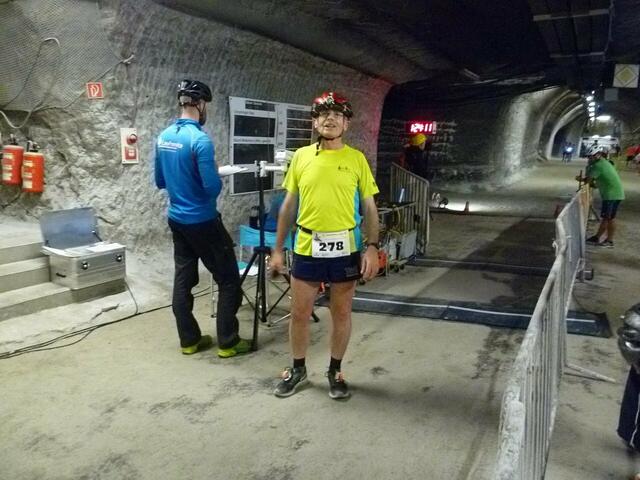 Kristall-Lauf ● Der Hänigser Athlet (Spargelsprinter) nach dem Zieleinlauf ( bzw. 10 Minuten danach – also nachgestellt.