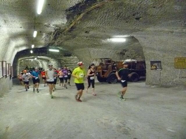Kristall-Lauf ● Nicht typisch: Die Helligkeit. Die Athleten passieren den Bereich, in dem auch Bergwerksführungen durchgeführt werden.