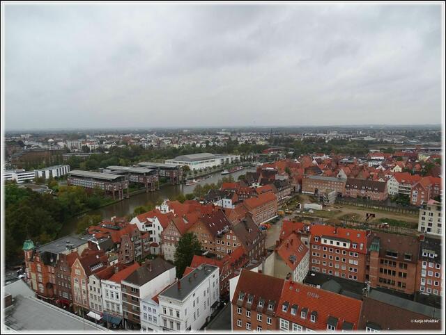 Blick auf das Gründungsviertel in Lübeck und den markanten Bau des Radisson Blu Senator Hotels an der Trave (Foto: Katja Woidtke)