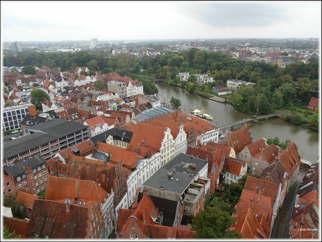Die geschwungene Große Petersgrube  mit ihren Fassaden der alten Bürgerhäuser müsst ihr bei einem Besuch der alten Hansestadt unbedingt gesehen haben (Foto: Katja Woidtke)