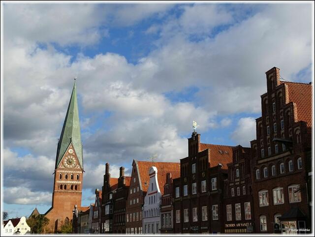 Auf dem Platz Am Sande kommen die prächtigen Backsteingiebel Lüneburgs besonders zur Geltung - im Hintergrund der schiefe Turm der St. Johanniskirche (Foto: Katja Woidtke)