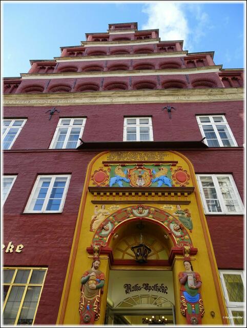 Raths-Apotheke Lüneburg mit prächtigem Sandsteinportal (Foto: Katja Woidtke)