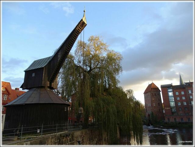Der hölzerne Alte Kran im Wasserviertel Lüneburg ist ein Wahrzeichen der Stadt und diente zum Be- und Entladen von Waren im Hafen (Foto: Katja Woidtke)