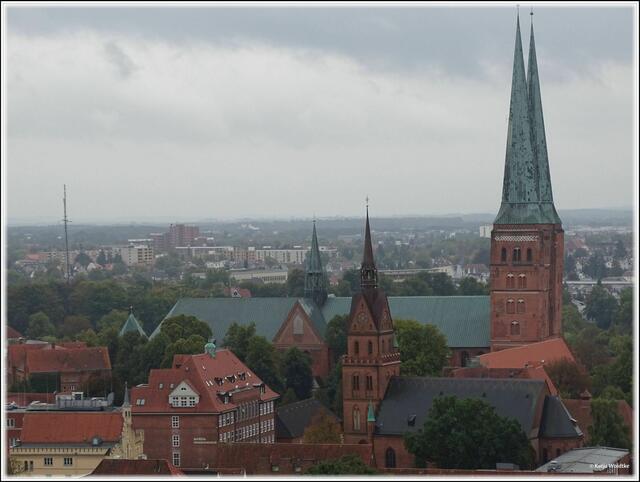 Propsteikirche Herz Jesu (vorne) und der Lübecker Dom (Foto: Katja Woidtke)