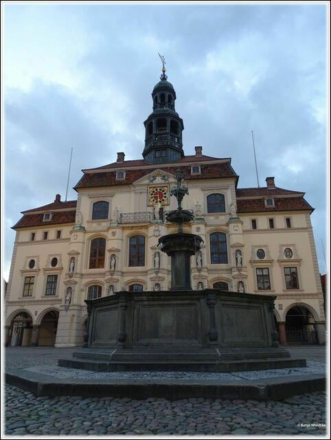 Barocke Fassade des Lüneburger Rathauses von 1720 am Marktplatz mit Luna-Brunnen aus der Mitte des 16. Jahrhunderts (Foto: Katja Woidtke)