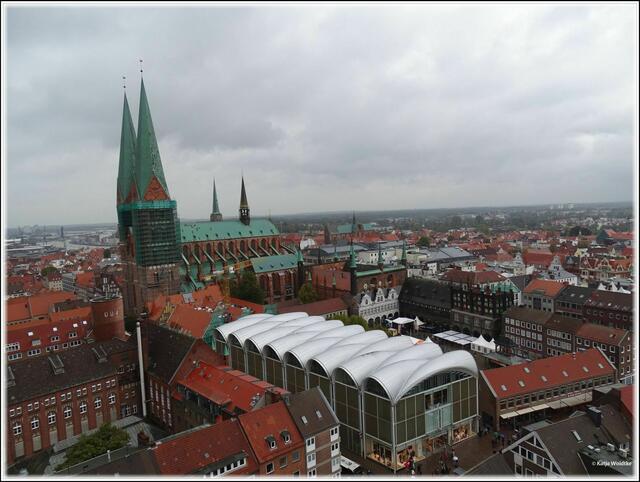 Vom Turm der St. Petri-Kirche in Lübeck habt ihr auch bei Schietwetter einen tollen Blick auf die Stadt mit dem modernen Kaufhausgebäude, der St. Marienkirche und dem Rathaus mit Marktplatz (Foto: Katja Woidtke)