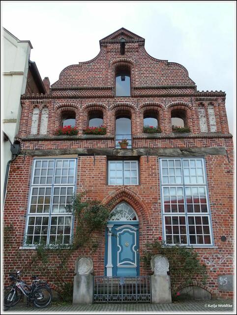 Eine Kanonenkugel im Holzbalken erinnert an diesem Haus Am Stintmarkt im Lüneburger Wasserviertel an die Lüneburger Befreiungskriege (Foto: Katja Woidtke)