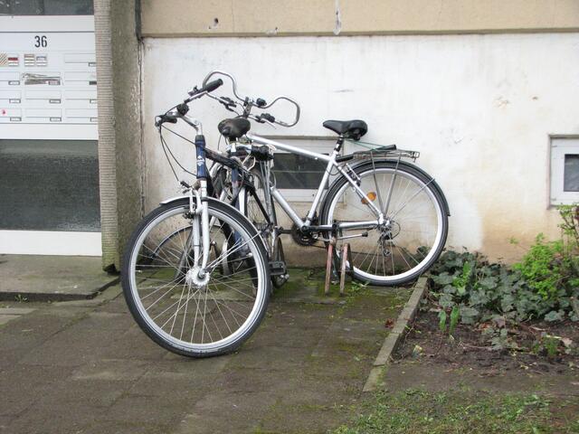 Derweil einige monatelang für ein Fahrrad ihr Sparschwein füttern, verrotten jetzt in den Fahrradständern die teuersten Fahrräder. Wertschätzung gleich null, man musste ja auch nicht für sparen.