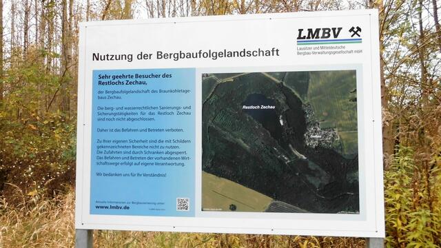 Eine neue Tafel im Wald.