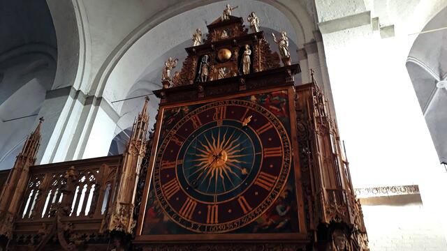 Blickfang am Südende des Lettners: Andreas Polleckes monumentale Kirchenuhr von 1628 mit Sonnenscheibe und Evangelistendarstellungen. Foto: Helmut Kuzina