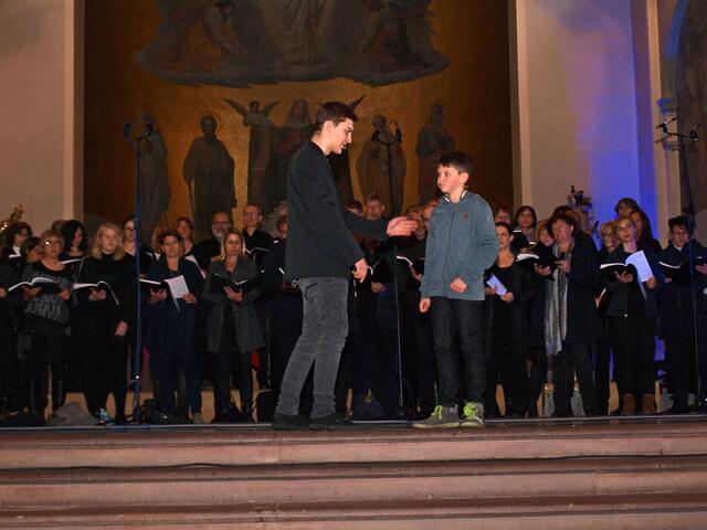 Der junge Martin Luther (Jacob Kramer) rechts hat unter seinem Vater (Lucas-F. Schnegans) zu leiden