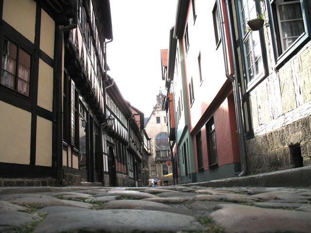 Historisches Kopfsteinpflaster, wie hier in der Jüdengasse, zeichnet fast alle Straßen im alten Quedlinburg aus. Viel Flair, viel Atmosphäre.