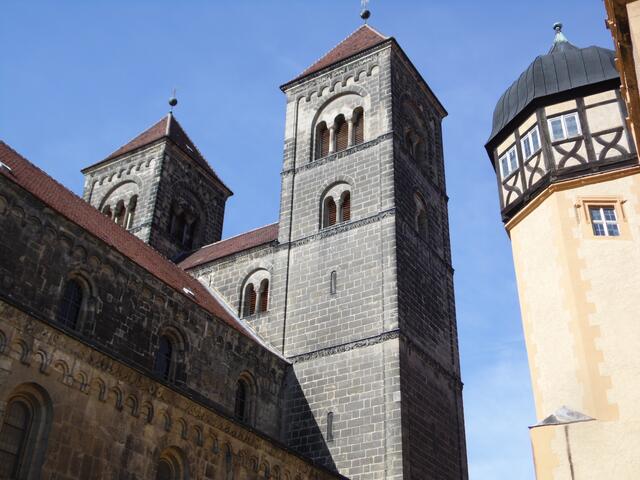 In der Krypta der Stiftskirche befinden sich die Grabstellen von Heinrich I. und Ehefrau Mathilde, die ihren Mann mehr als drei Jahrzehnte überlebte.