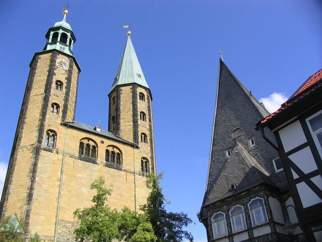 Und bis zur alten Kaiserstadt Goslar ist es auch nicht weit. Dort hielten sich gern die Kaiser und Könige nach der Regierungszeit der Sachsen auf.