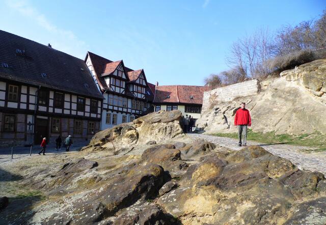 Nur wenig weiter, vorbei am Kloppstockhaus, erreicht man den Burgberg, der aus einem mächtigen Sandsteinfels besteht, der für diese Harzgegend typisch ist.
