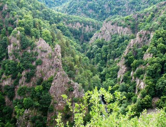 Höhepunkt in der Natur aber ist die wilde Schlucht des Bodetales bei Thale mit der Rosstrappe und dem Hexentanzplatz.