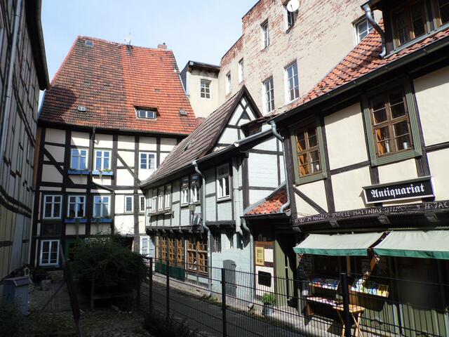 Im versteckten Winkel des Schuhhofes, östlich des Marktplatzes.