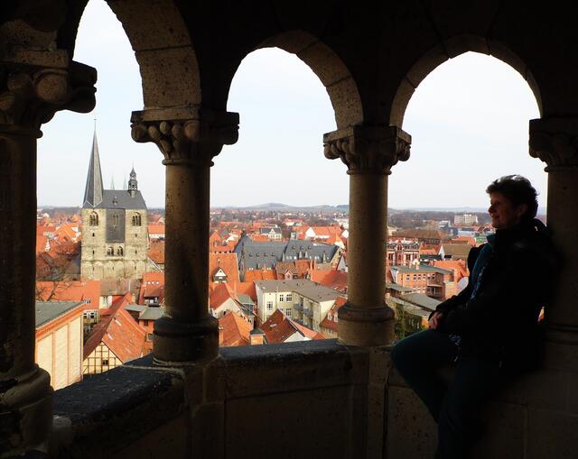 Von dessen Galerie hat man ebenfalls einen eindrucksvollen Blick über die Dächer und auf die Marktkirche St. Benedikti.