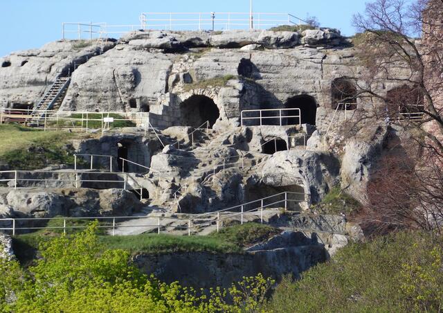 Und auch die nahe Umgebung hat viel zu bieten. Zum Beispiel die Burgruine Regenstein, Sitz von Graf Albrecht II., der im Raubgrafenkasten schmachten musste und der sicherlich, wie es die Legende erzählt, kein Raubritter war.