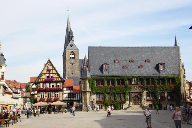 Marktplatz mit Rathaus und Marktkirche St. Benedikti.