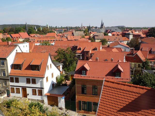 Von der Höhe des Burgfelsens geht der Blick auf das alte Quedlinburg mit seinen vielen Türmen.