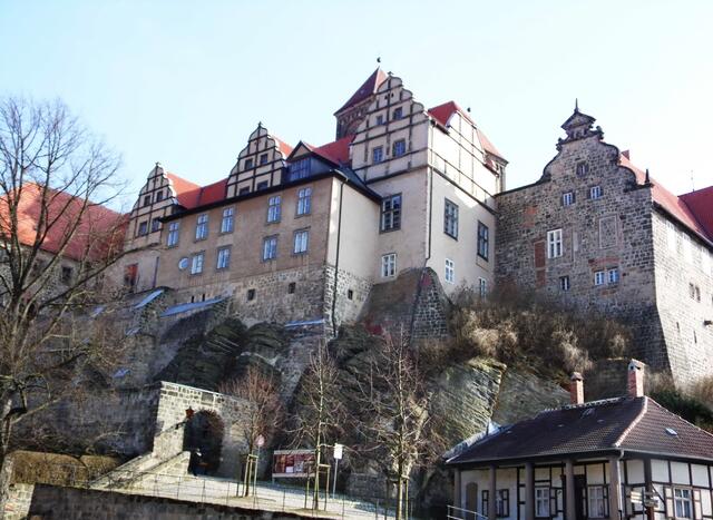 Auf dessen Höhe stand einst, von Heinrich I. vor fast 1100 Jahren errichtet, eine Burg.