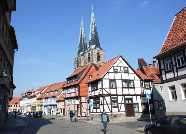 Die Pölkenstraße in der Neustadt mit den mächtigen Türmen der Kirche St. Nikolai. Mit deren Bau wurde im Jahr 1201 begonnen.