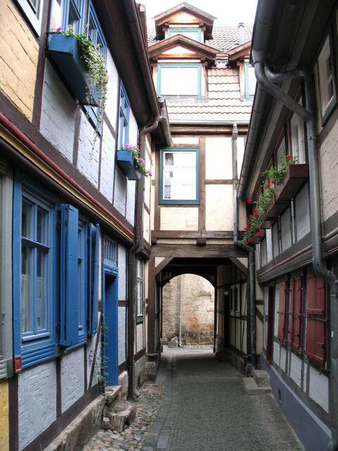 Ein Durchgang führt vom Schuhhof auf das älteste vollständig erhaltene Fachwerkhaus der Stadt zu. Es steht in Pölle 1 und ist ca. 800 Jahre alt.