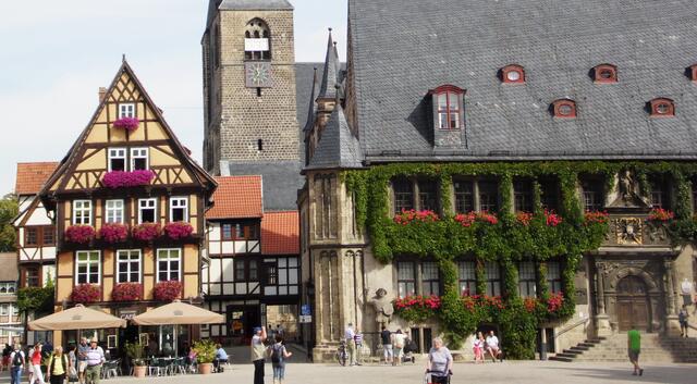 Der Roland an der Rathausfassade weist darauf hin, dass Quedlinburg vor 600 Jahren zur Hansestadt wurde. Das schöne Fachwerkhaus mit dem Blumenschmuck steht am Hooken 1.