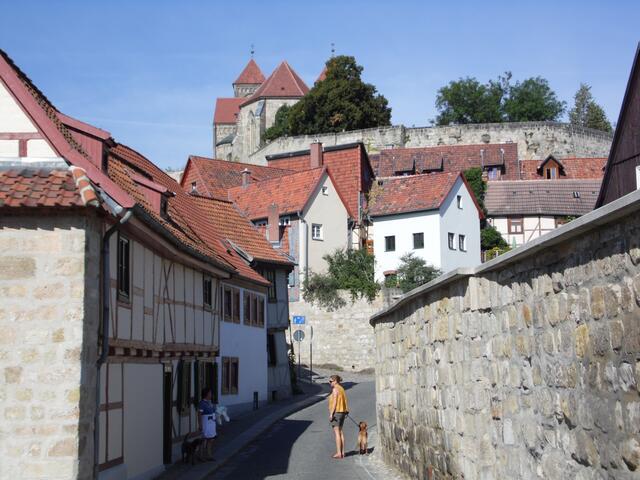 Auch ein Klönschnack muss mal sein. In der Straße Am Schiffbleek mit Burgberg im Hintergrund.