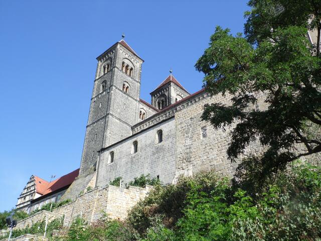 Die dazugehörige Kirche diente einem Frauenstift als Mittelpunkt. Heinrichs Frau Mathilde wurde die leitende Äbtissin. Als zweitältester Sohn des Königspaares ließ sich im Jahr 962 Otto der Große in Rom zum Kaiser krönen.