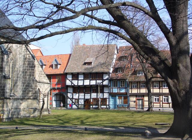 Nebenan die schmucken Häuser am Neustädter Kirchhof. Der Großteil der Bausubstanz Quedlinburgs konnte nach der Wende saniert werden.