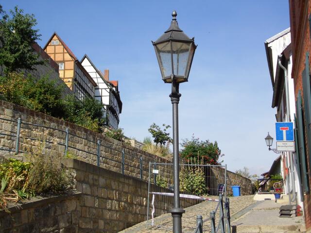 Die Straße Am Schlossberg an der Ostseite des Burgberges.
