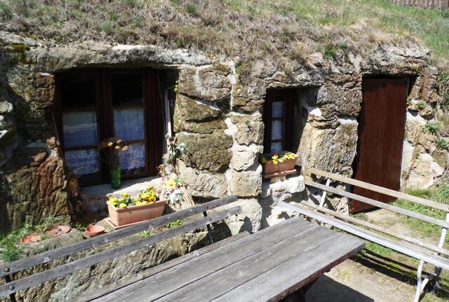 Oder unter der Ruine der Altenburg in Langenstein diverse Höhlenwohnungen.