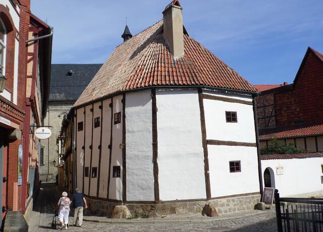 Im 700 Jahre alten Hochständerbau in der Wordgasse 3, dem einzig erhaltenen dieser Art in Deutschland, ist das Fachwerkmuseum untergebracht.