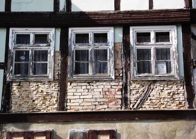 Doch noch erinnert so manches Fachwerkhaus an DDR-Zeiten. Immerhin 250 sind es noch, die vom Verfall bedroht sind. Investoren werden dringend gesucht.