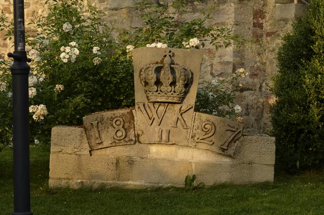 Gedenkstein  "18 WK II 27 "  für Wilhelm II.  Kurfürst im Kurfürstentum Hessen von 1821 bis 1847