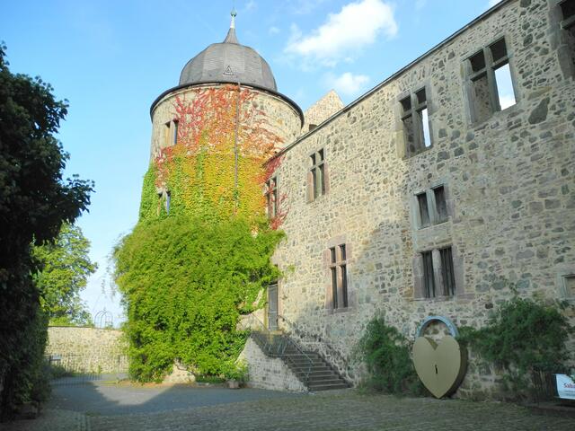 Außenmauern des Palas und ein Eckturm