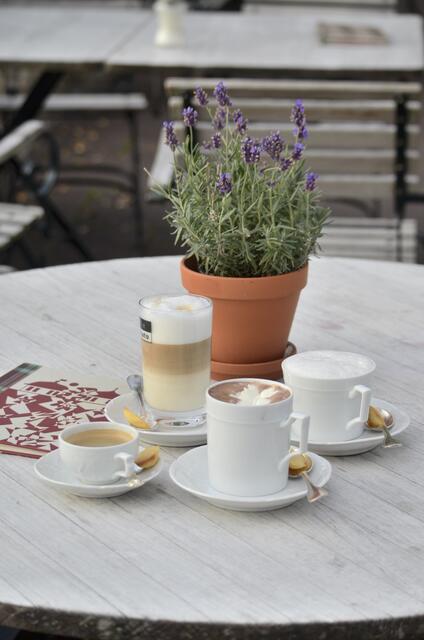 im Burghof saßen die drei 'Prinzessinnen' und wurden  vom leckeren Kaffee wachgeküsst - denn: (Märchen)Prinzen ließen sich leider nicht blicken