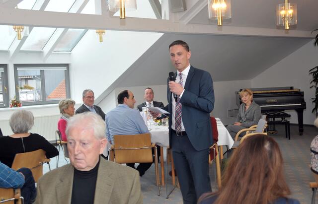 OV-Vorsitzender Angelo Alter begrüßt die Gäste beim traditionellen Grünkohlessen der SPD.