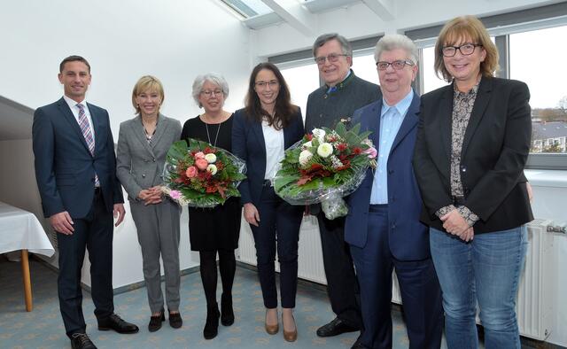 Die Jubilare mit Gratulanten: )v.l.) Angelo Alter, Doris Schröder-Köpf, Irmhild Battker, Yasmin Fahimi, Fred Habicht, Margot Krey und Petra Rudszuck.