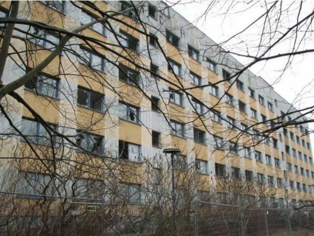 Ehemalige Bezirksparteischule in Neu-Zippendorf seit Jahren ein Schandfleck im Stadtteil.Kann Frau Luhdo da nichts machen? Wir tanzen auch auf Gräbern...